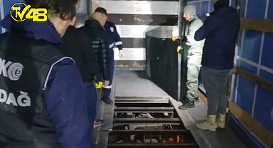 Tır’ın taban kısmında zulalanmış 122 kilo uyuşturucu madde ele geçirildi.