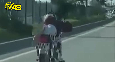 Yatarak motosiklet kullanan sürücü, polisten kaçamadı, 5 bin 451 TL ceza kesildi!