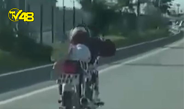 Yatarak motosiklet kullanan sürücü, polisten kaçamadı, 5 bin 451 TL ceza kesildi!