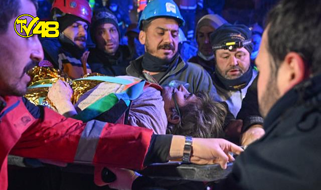 212. saatte gelen mucize! 77 yaşındaki Fatma Güngör enkazdan sağ olarak çıkarıldı