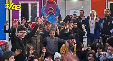 Çadırkentte yürek ısıtan anlar! Sefo ve Aleyna Tilki, depremzede çocuklarla oyun oynayıp şarkı söyledi