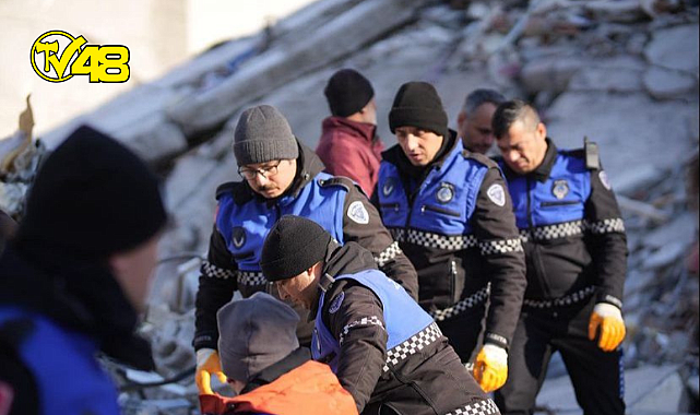 Deprem bölgesinde Milas Belediyesi ekipleri çalışmalarına devam ediyor...