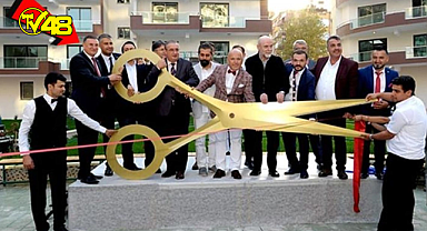 Depremde 68 kişiye mezar olan 3 yıllık sitenin açılışını Hatay Büyükşehir Belediye Başkanı Lütfü Savaş yapmış