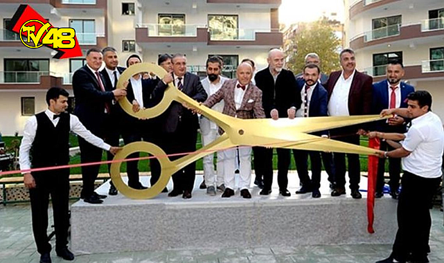 Depremde 68 kişiye mezar olan 3 yıllık sitenin açılışını Hatay Büyükşehir Belediye Başkanı Lütfü Savaş yapmış