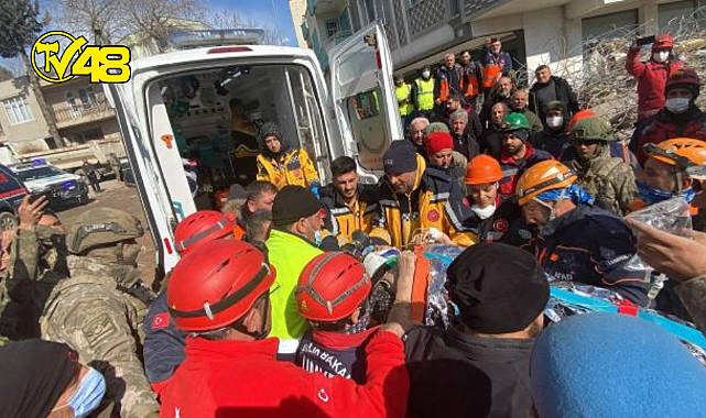 Kahramanmaraş&#039;ta depremin 226. saatinde 74 yaşındaki Cemile Kekeç, enkazdan sağ olarak çıkarıldı