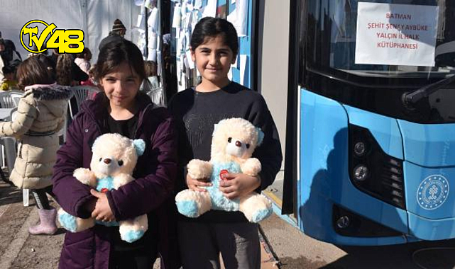 Depremzede çocuklar gezici kütüphane otobüsü ile moral buldu