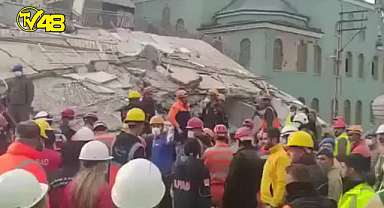 Enkaz başından uzaklaştırılmak istenen AFAD görevlisi kadın isyan etti