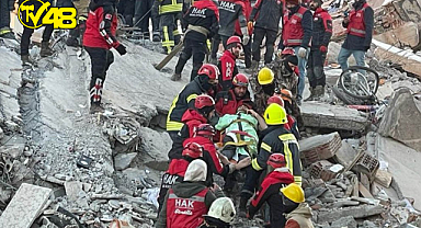 Gaziantep'te 2 kişi depremden 76 saat sonra enkazdan kurtarıldı