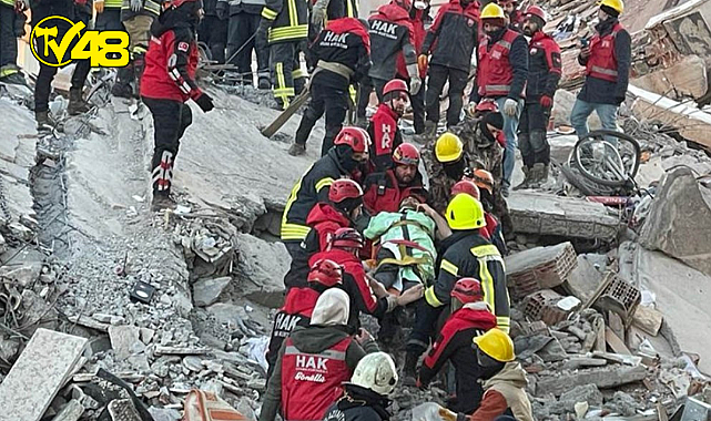 Gaziantep&#039;te 2 kişi depremden 76 saat sonra enkazdan kurtarıldı
