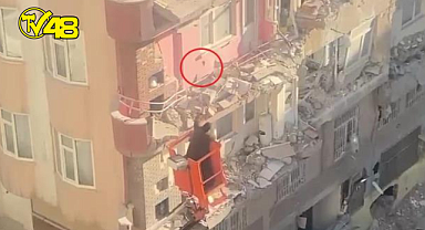 Hasarlı binadaki kedisine seslenmek için vince çıktı! Umudunu kaybetmek üzereyken kedisi çıkıp yanına geldi