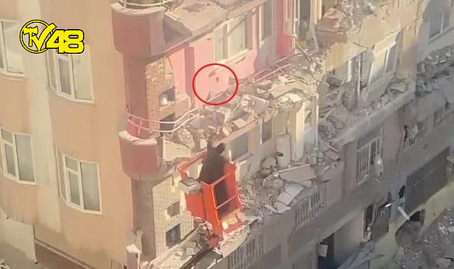 Hasarlı binadaki kedisine seslenmek için vince çıktı! Umudunu kaybetmek üzereyken kedisi çıkıp yanına geldi