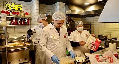 MENTEŞE BELEDİYESİ'NDEN KÖTEKLİ'DE DEPREMZEDELERE 3 ÖĞÜN YEMEK