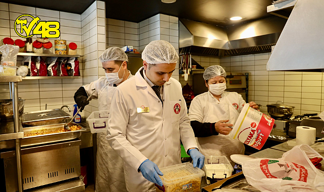 MENTEŞE BELEDİYESİ&#039;NDEN KÖTEKLİ&#039;DE DEPREMZEDELERE 3 ÖĞÜN YEMEK