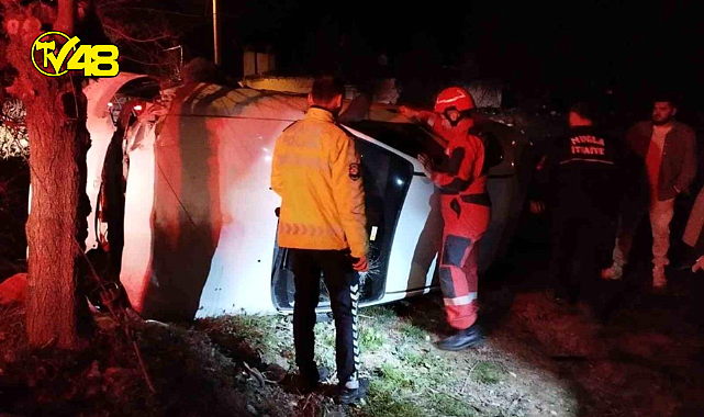 Menteşe&#039;de Araçta sıkışan vatandaşı İtfaiye ekipleri kurtardı