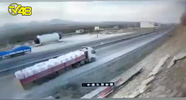 Tırın altına giren otomobil sürücüsü kurtarılamadı