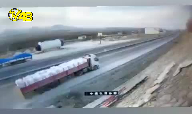 Tırın altına giren otomobil sürücüsü kurtarılamadı