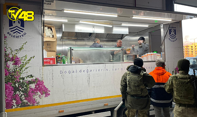 YARDIM MALZEMELERİ DEPREMZEDELERE DAĞITILIYOR