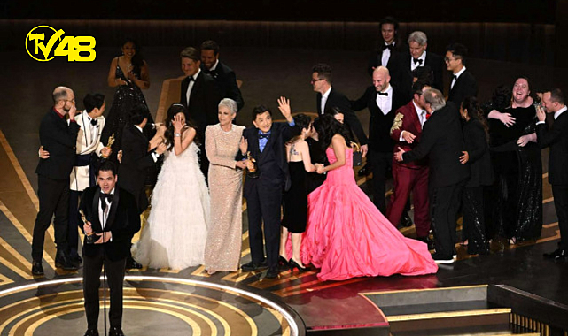 7 ödülle Oscar&#039;a damga vurdular! Everything Everywhere All At Once filminin oyuncuları gözyaşlarına boğuldu