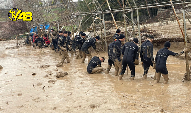 Sel felaketinde can kaybı 17 oldu! Kaybolan hamile anne ve kızı her yerde aranıyor