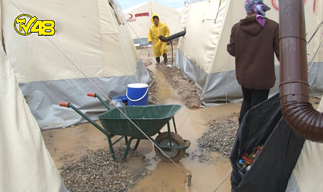 Adıyaman&#039;da gece saatlerinde başlayan yağmur yağışı, yolları ve çadırların su basmasına neden oldu 1 ölü 3 kişi kayıp!