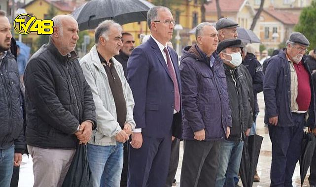 Belediye Başkan Vekilimiz Murat Yazar, Tüm Emeklilerin Sendikası Milas Temsilciliği tarafından düzenlenen Deprem Değil İhmal Öldürür konulu basın açılmasına katılarak kendilerine destek oldu