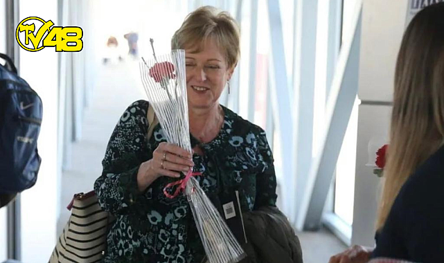 BODRUM&#039;DA SEZONUN İLK TURİSTLERİ ÇİÇEKLERLE KARŞILANDI.