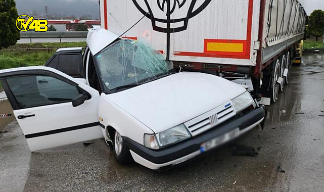 Düzce&#039;de dehşet veren kaza! Su birikintisine dalan araç tırın altına girdi