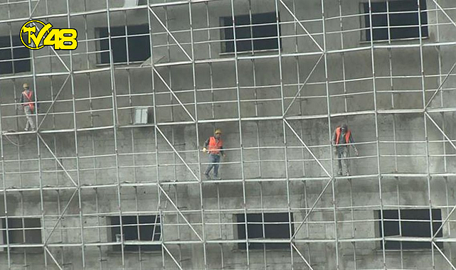 İnşaat işçisinin 4. kattan el arabasıyla döktüğü molozlar iş arkadaşının kafasına isabet etti: 1 ölü