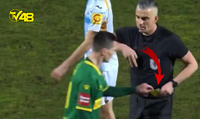 Kırmızı kart gören futbolcunun hakeme yaptığı hareketi herkes ağzı açık izledi