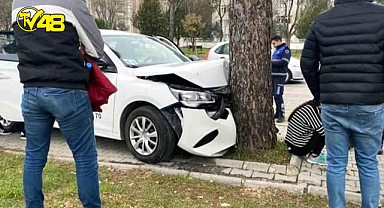 Menteşe'de direksiyon sınavı sırasında kaza yaptı!