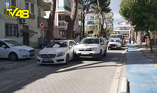 MİLAS ÇAMLI SOKAKDA PARK HALİNDEKİ ARACA ÇARPIP KAÇTI