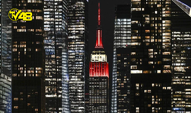 New York&#039;ta Empire State binası, depremzedeler için kırmızı beyaz renklerle ışıklandırıldı