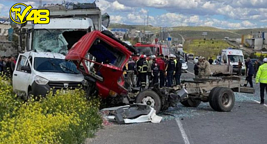 Şanlıurfa'da dehşet veren kaza! Kamyonet sürücüsü ve yanındaki yaşamını yitirdi, 4 kişi yaralandı