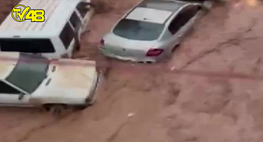 Şanlıurfa'da sağanak yağış sele neden oldu, araçlar metrelerce sürüklendi!