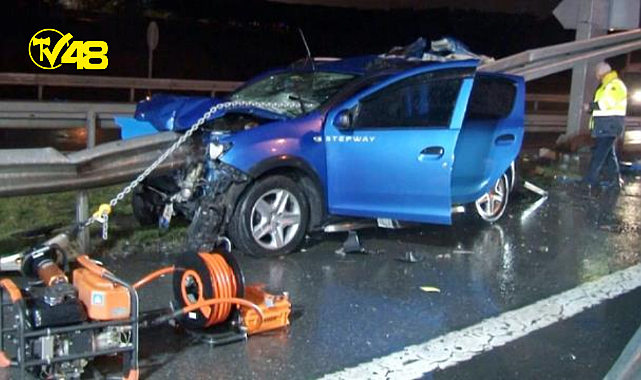 TEM Otoyolu&#039;nda otomobil bariyere girdi: 1 ölü