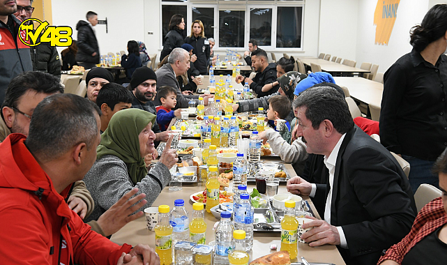 Vali Orhan Tavlı, Depremzedelerle İftar Yaptı