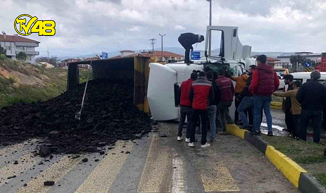 Yatağan&#039;da Kömür yüklü kamyon devrildi, alt geçit kapandı