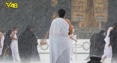 Suudi Arabistan'ın Mekke şehrinde sağanak ile birlikte dolu yağışı etkili oldu Müslümanlar yağmur ve dolu yağışı altında Kabe'yi tavaf etti