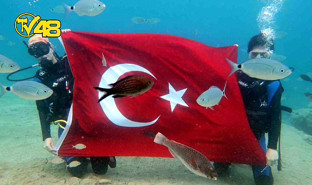 FETHİYE&#039;DE DALGIÇLAR 23 NİSAN&#039;I DENİZİN DİBİNDE TÜRK BAYRAĞI AÇARAK KUTLADI