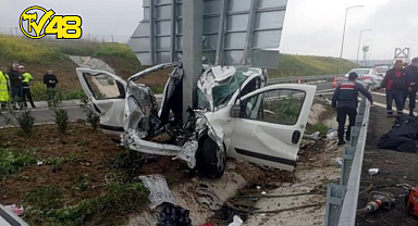 OTOMOBİL DİREĞE SAPLANDI! ANNE İLE EVLADI HAYATINI KAYBEDERKEN, BABA AĞIR YARALANDI