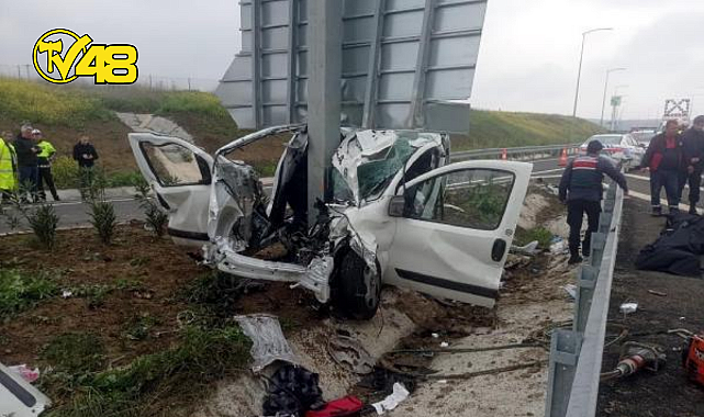 OTOMOBİL DİREĞE SAPLANDI! ANNE İLE EVLADI HAYATINI KAYBEDERKEN, BABA AĞIR YARALANDI