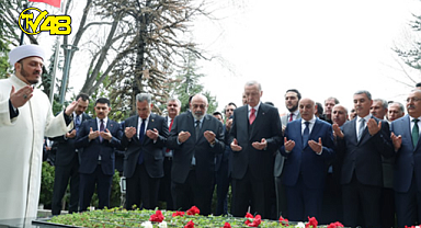 Cumhurbaşkanı Erdoğan, Alparslan Türkeş'in kabrini ziyaret etti