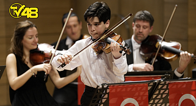 CUMHURBAŞKANLIĞI SENFONİ ORKESTRASI  23 NİSANI 12 YAŞINDAKİ GENÇ YETENEK ATAHAN DİNÇ İLE KUTLADI