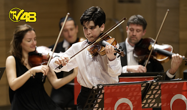 CUMHURBAŞKANLIĞI SENFONİ ORKESTRASI  23 NİSANI 12 YAŞINDAKİ GENÇ YETENEK ATAHAN DİNÇ İLE KUTLADI