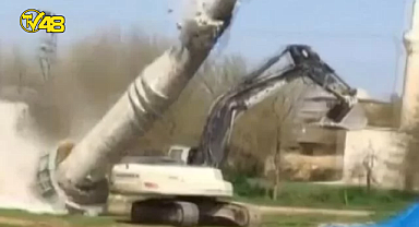 Depremde hasar alan caminin yıkımında facia... Kepçe operatörü yaşamını yitirdi