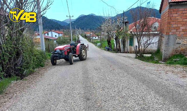 FETHİYE&#039;DE TRAKTÖRLE MOTOSİKLET ÇARPIŞMASI SONUCU GENÇ HAYATINI KAYBETTİ