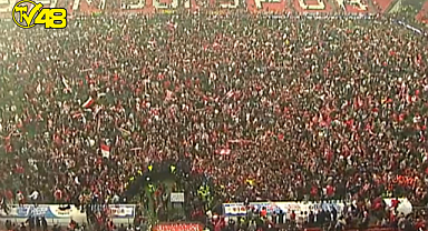 SAMSUN ŞAMPİYON OLDU, TARAFTAR SAHAYA AKIN ETTİ! İZDİHAMIN İÇİNDE KALAN KALECİ HAYATININ ŞOKUNU YAŞADI