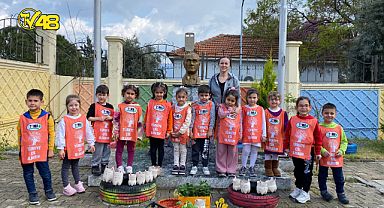 TEMA VAKFI MİLAS İLÇE SORUMLUSU MEHMET NERGİZ, GÜMÜŞLÜK ANAOKULU ÖĞRENCİLERİNE TOPRAK, HAVA VE SU HAKKINDA BİLGİLENDİRMEDE BULUNDU