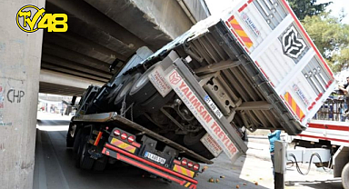 ADANA'DA TAŞIDIĞI KAMYONLA BİRLİKTE KÖPRÜYE SIKIŞAN ÇEKİCİ 1 SAATLİK ÇALIŞMAYLA KURTARILDI