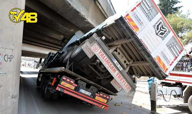 ADANA&#039;DA TAŞIDIĞI KAMYONLA BİRLİKTE KÖPRÜYE SIKIŞAN ÇEKİCİ 1 SAATLİK ÇALIŞMAYLA KURTARILDI